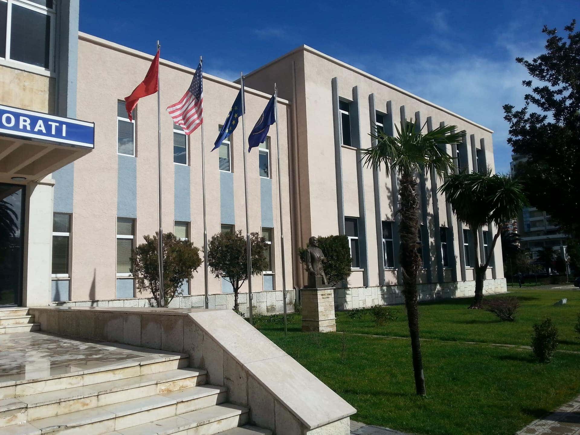 Fasada ballore e Fakultetit Ekonomik, Universiteti “Ismail Qemali”, Vlorë