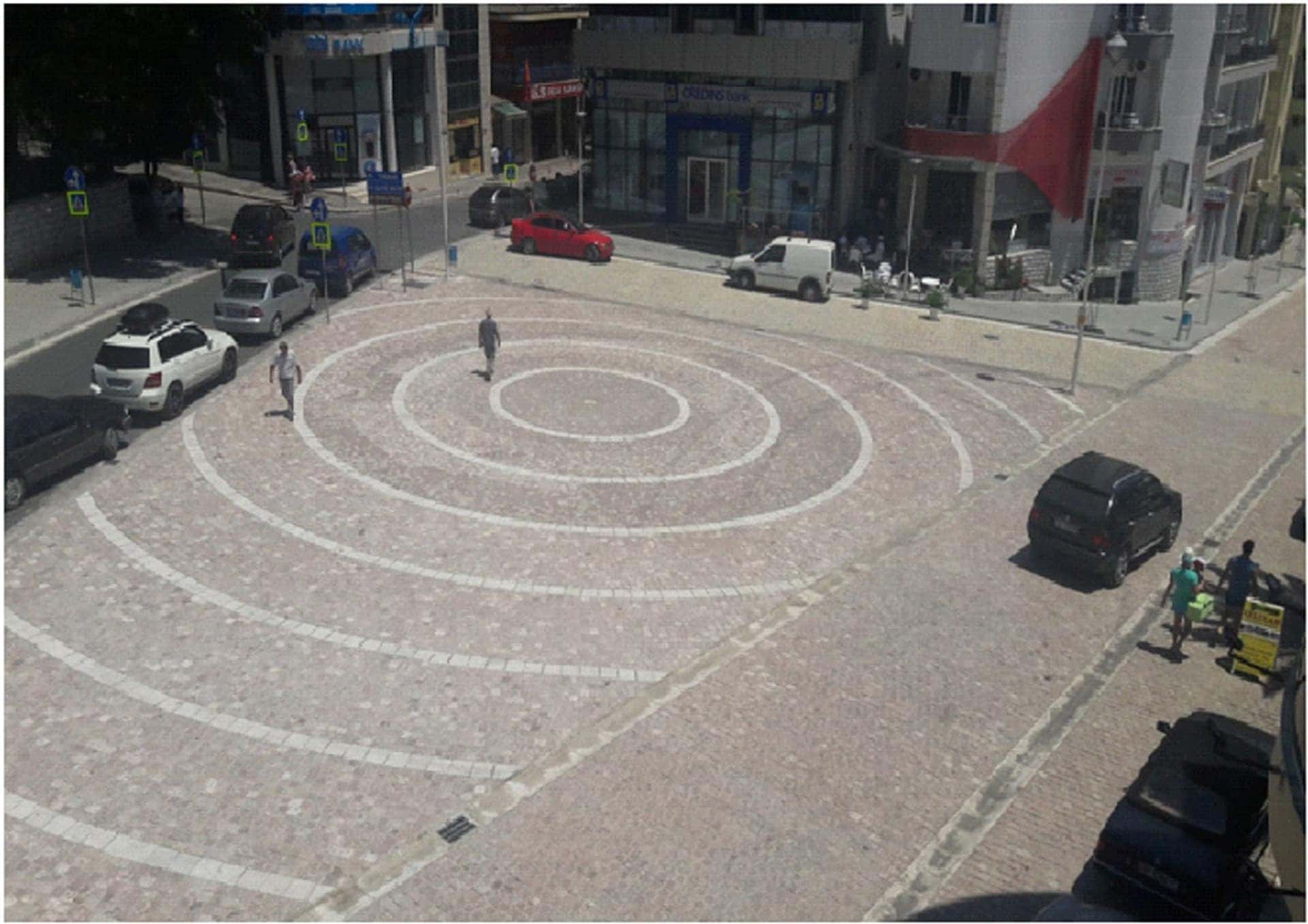 Rruga e Flamurit në Sarandë pas rikonceptimit, me shtrim guri