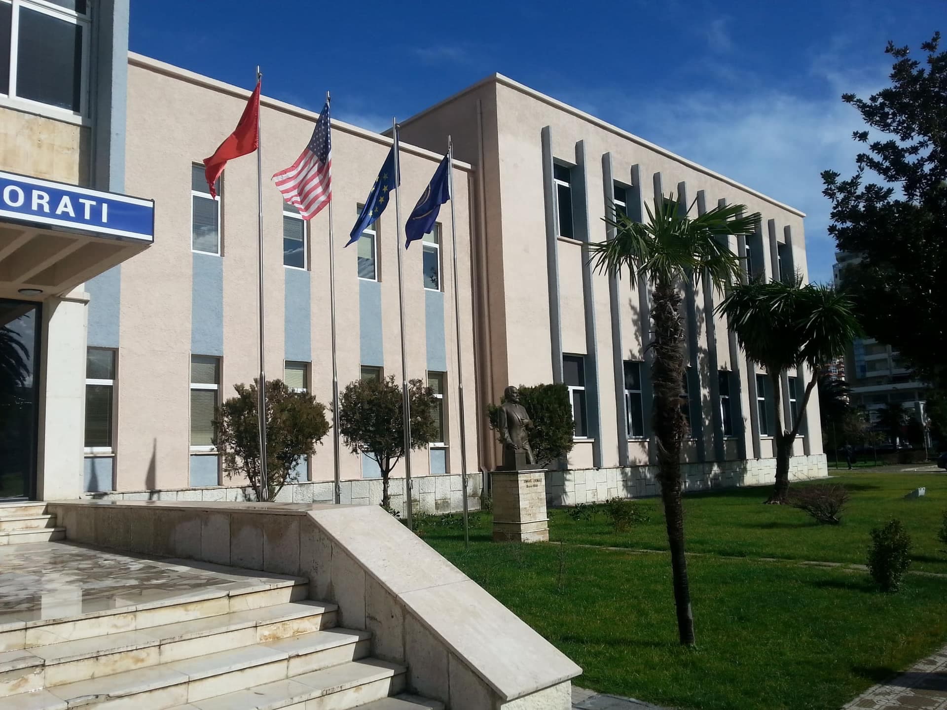 Fasada ballore e Fakultetit Ekonomik, Universiteti “Ismail Qemali”, Vlorë