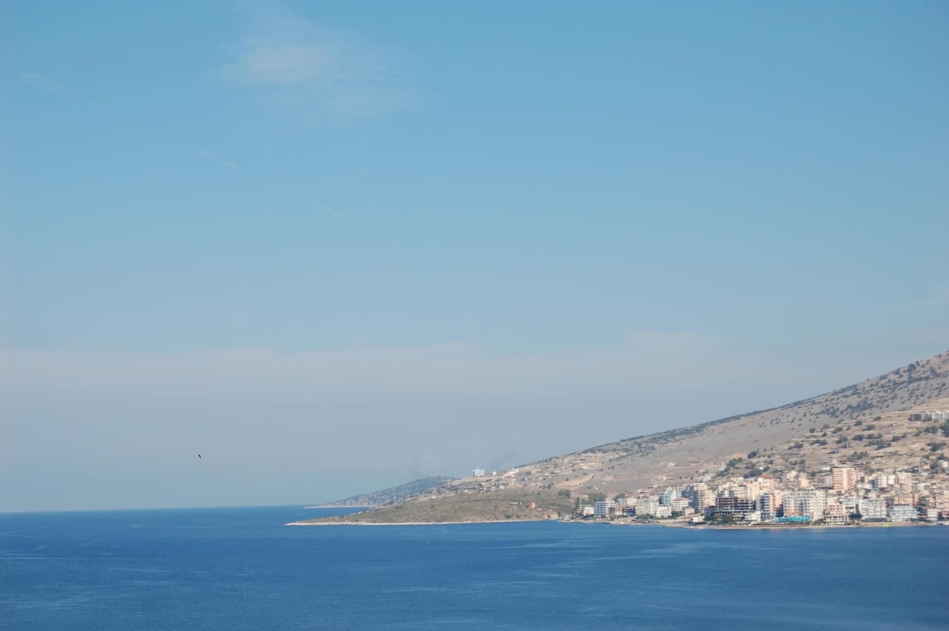Pamje e bregdetit të Sarandës