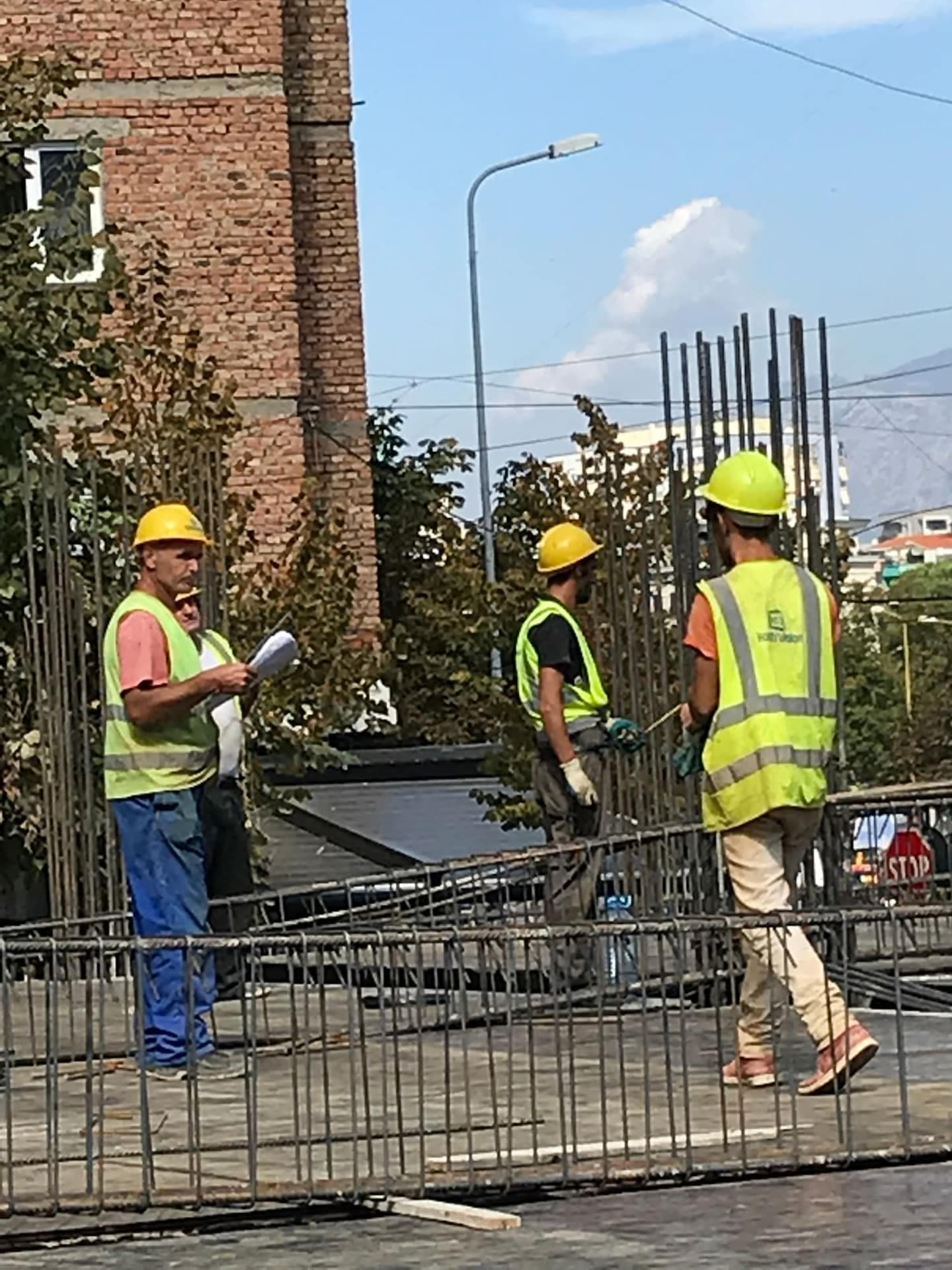 Punëtorë të ED Konstruksion duke punuar me armaturë në kantierin e Shkollës “Kosova”